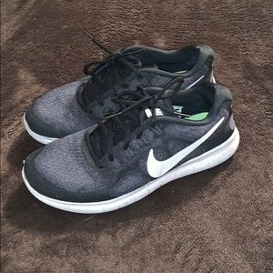 black nike free runs